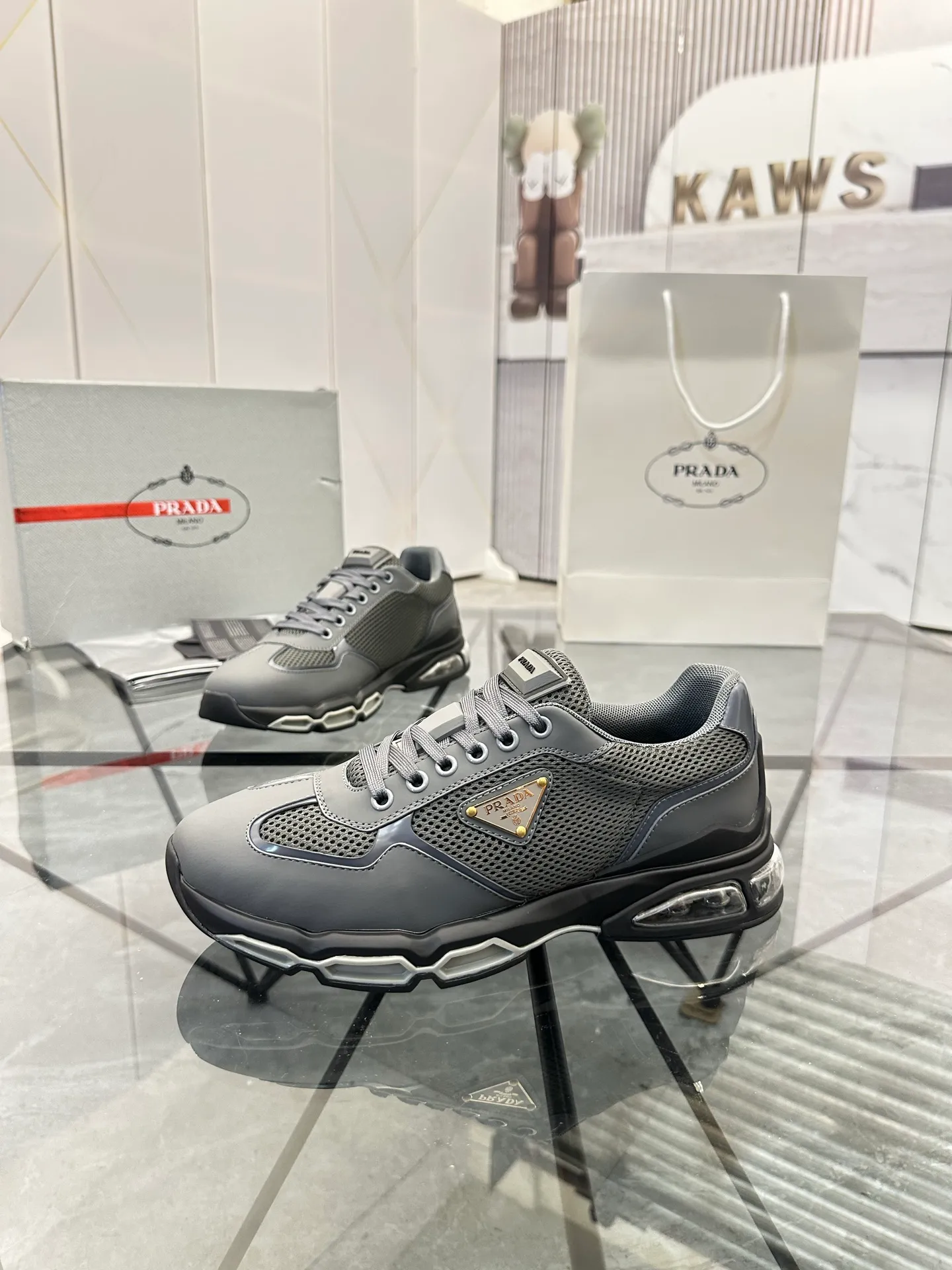 Men's shoes for sale 💰: 💰P660¥ High-end top quality Product trademark: Prada *"Prada*" low-top casual shoes Regular size: 38-45 (can be customized to 46) Product materials: Upper imported first-layer cowhide spliced ​​with original fabric, breathable lining, cowhide foot pads, original air cushion outsole. No.: 001